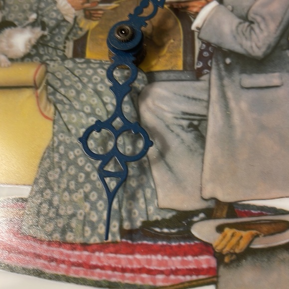 Vintage Norman Rocwell plate wall clock with gold rim. - Picture 5 of 6